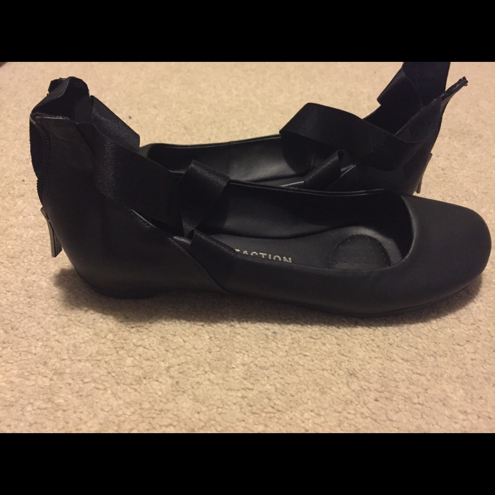 Elastic Crossed Strap Ballet Flat